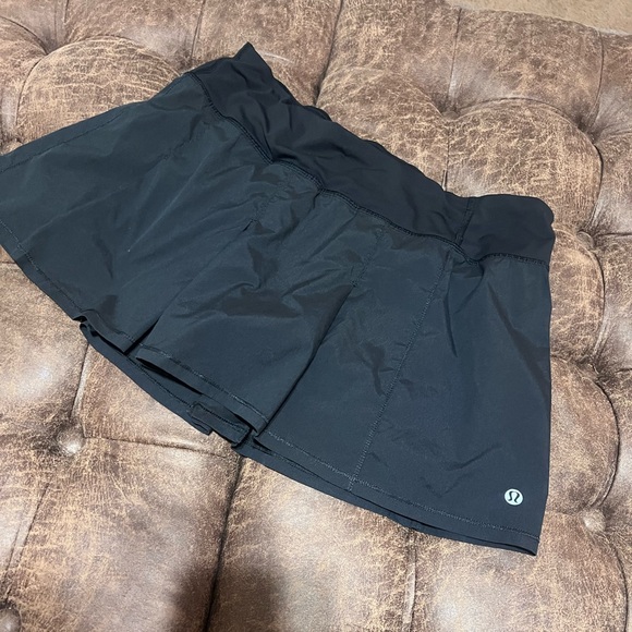 Lululemon black skirt with back ruffel pleating. 8 - Picture 1 of 4